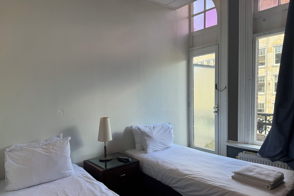 Twin Room with Balcony | Ókeypis þráðlaus nettenging, rúmföt