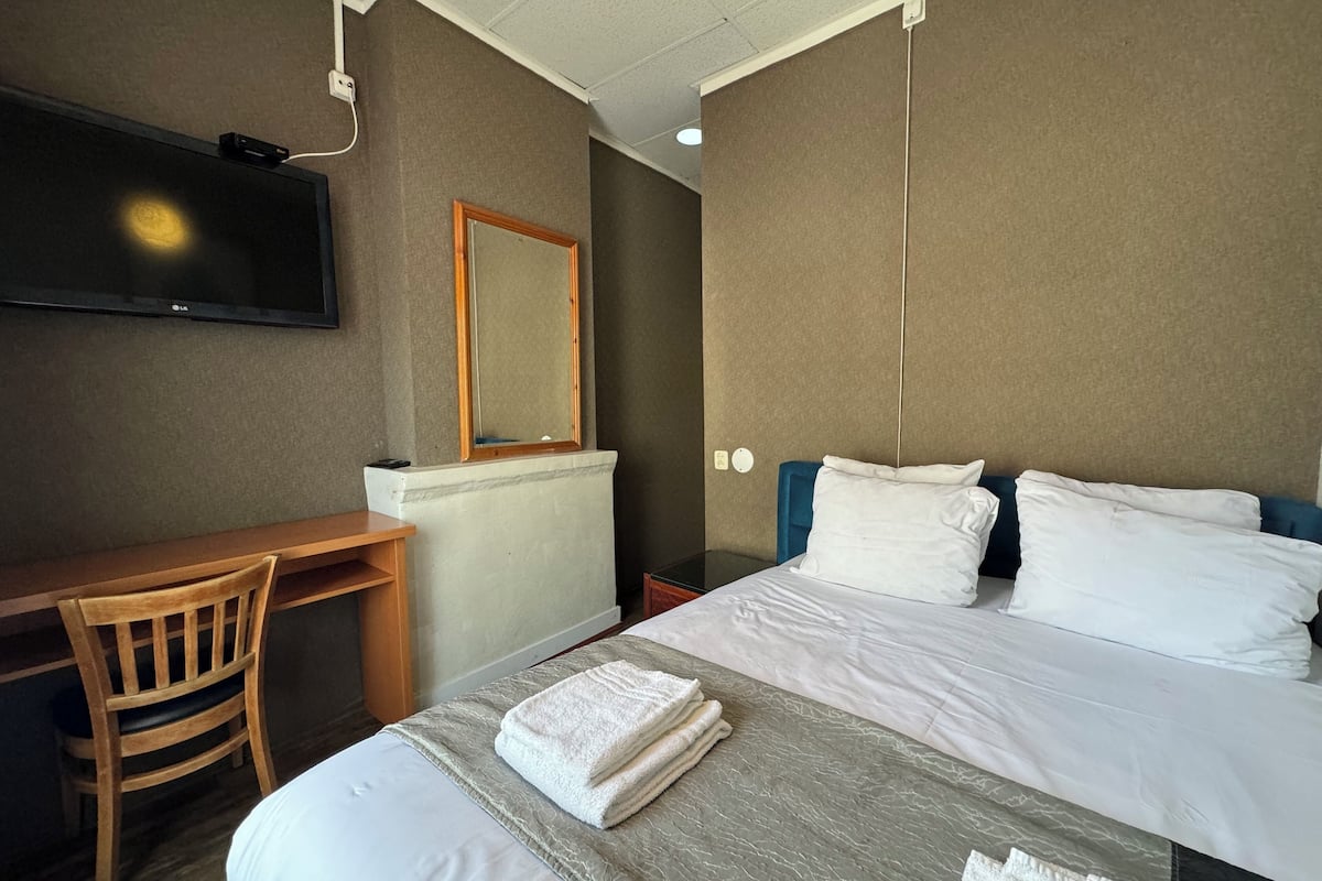Herbergi með tvíbreiðu rúmi - 1 tvíbreitt rúm (Double Room, Balcony) | Ókeypis þráðlaus nettenging, rúmföt