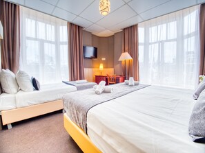 غرفة ثلاثية (Triple Room) | خزنة داخل الغرفة وواي فاي مجانًا وملاءات أسرّة