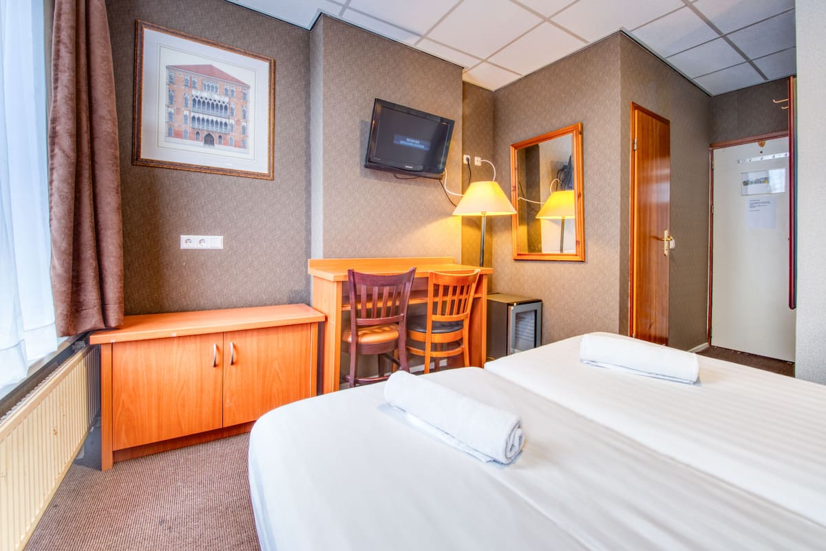 Herbergi fyrir tvo, tvö rúm (Twin Room) | Ókeypis þráðlaus nettenging, rúmföt