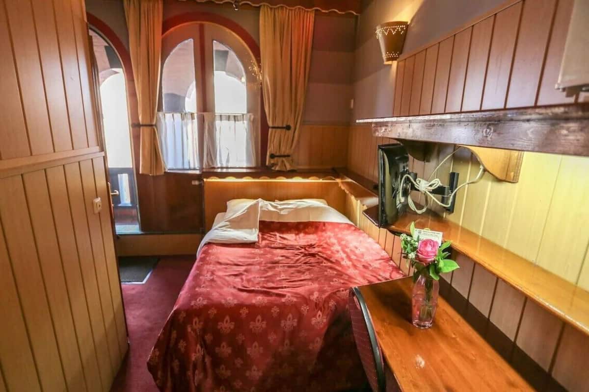 In-room safe, desk, iron/ironing board, free WiFi