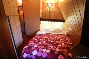 Standard Room, 1 Double Bed, Balcony | In-room safe, desk, iron/ironing board, free WiFi