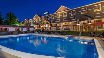 季節性室外游泳池,開放時間為 08:00 至 20:00,提供泳池遮陽傘和日光浴躺椅