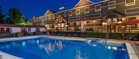 Hồ bơi ngoài trời phục vụ theo mùa, dù/ô trên bãi biển/hồ bơi