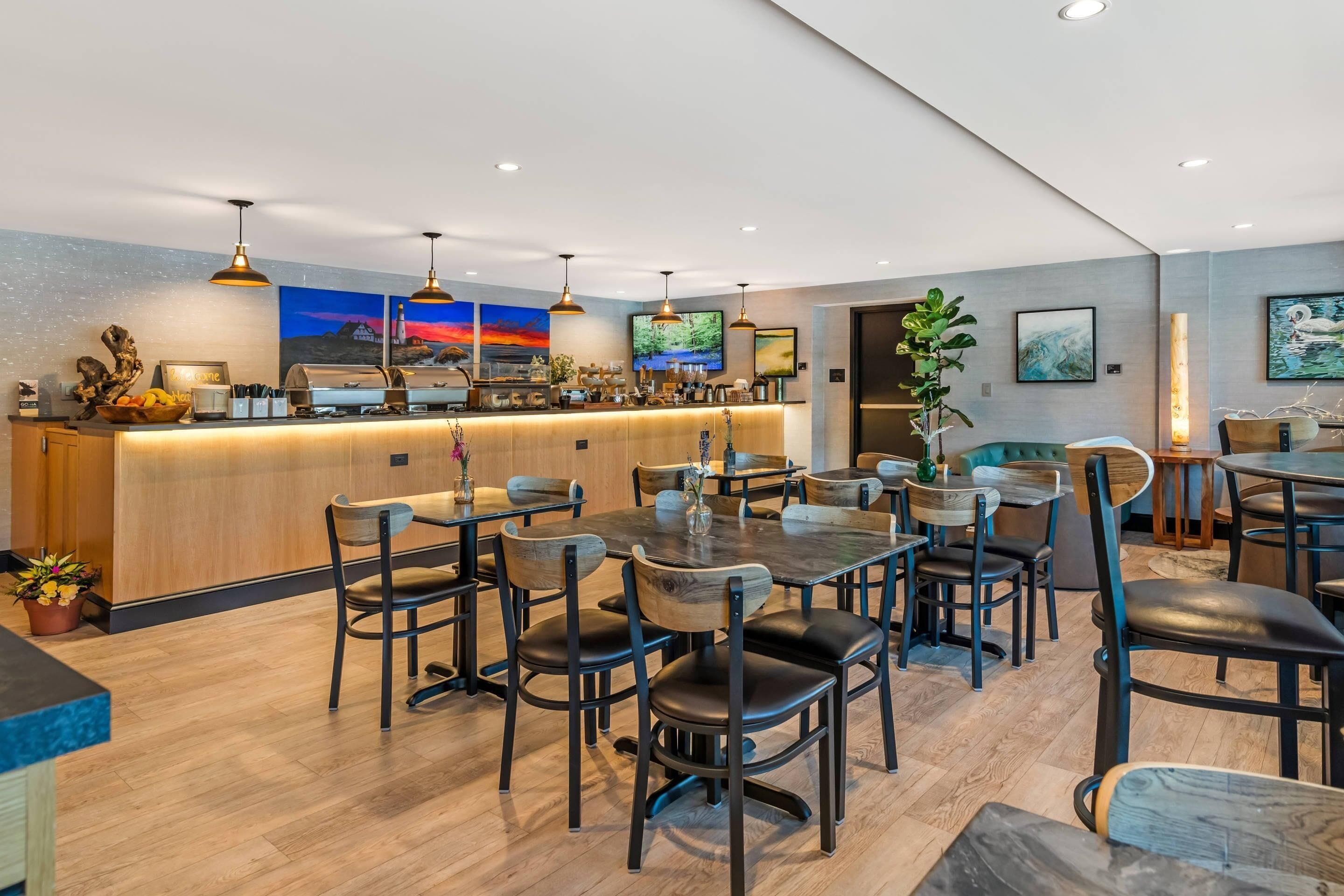 Ein modernes Restaurant mit Barbereich, Holztischen und -stühlen.