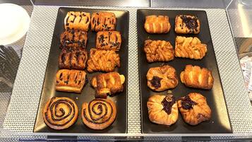Una variedad de pasteles en una panadería.