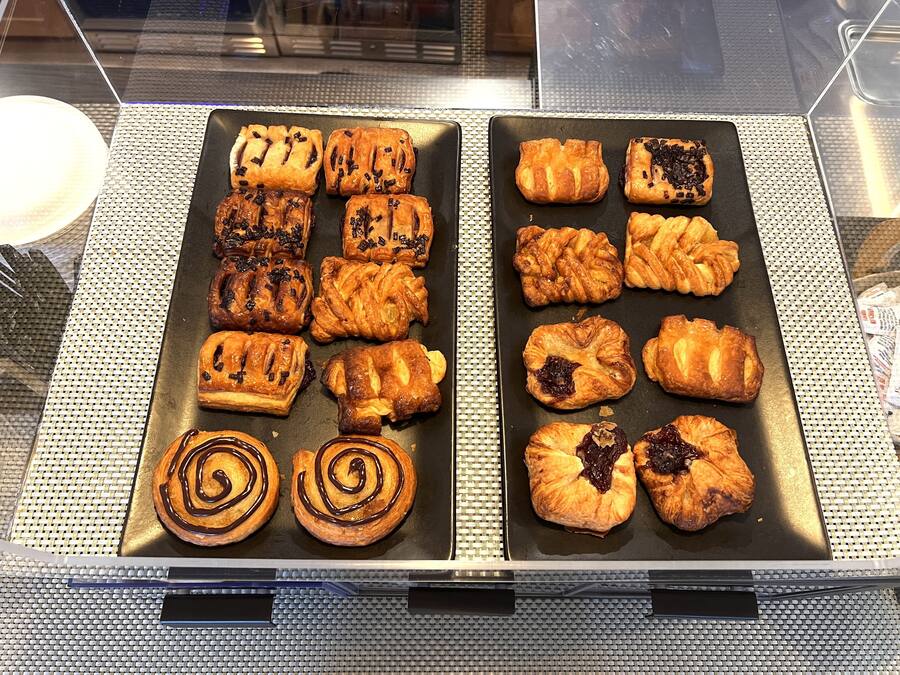 Una variedad de pasteles en una panadería.