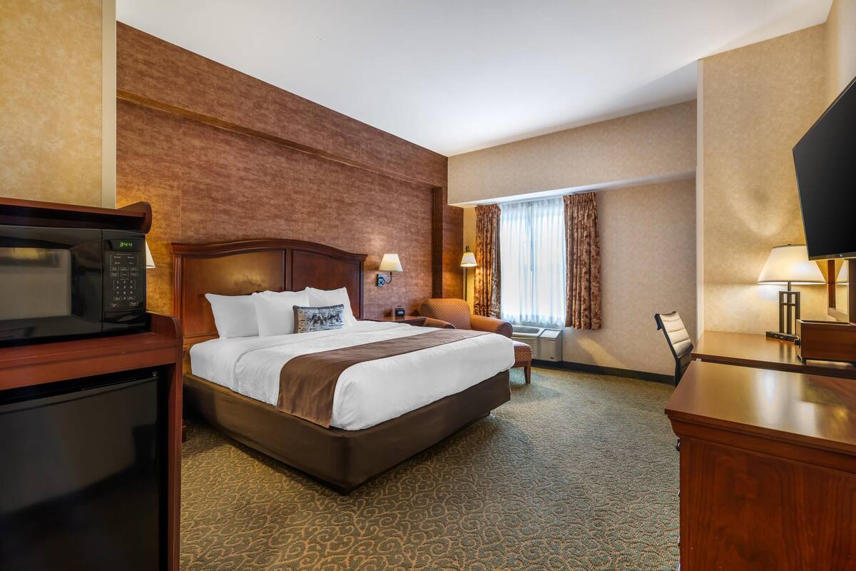 Deluxe Room, 1 King Bed, Non Smoking | Hypo-allergenic bedding available, desk, laptop workspace