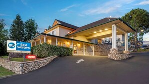 A hotel with a covered entrance, a sign indicating 'Best Western' and 'Cedar Inn & Suites', and a 'No Vacancy' sign. - Best Western Cedar Inn & Suites (Angels Camp)