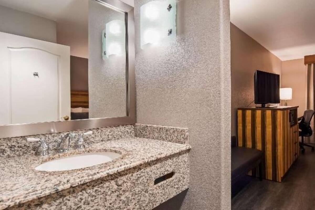 Bathroom | Combined shower/tub, free toiletries, hair dryer, towels