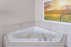 Combined shower/tub, free toiletries, hair dryer, towels