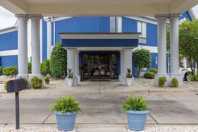 Days Inn by Wyndham Louisburg