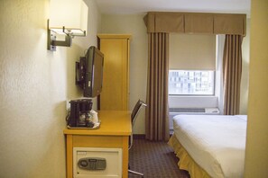 Standard Room, 1 King Bed | Room amenity