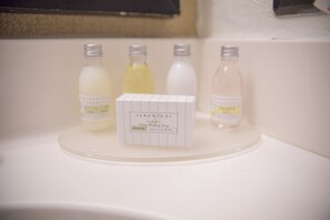 Bathtub, free toiletries, hair dryer, towels
