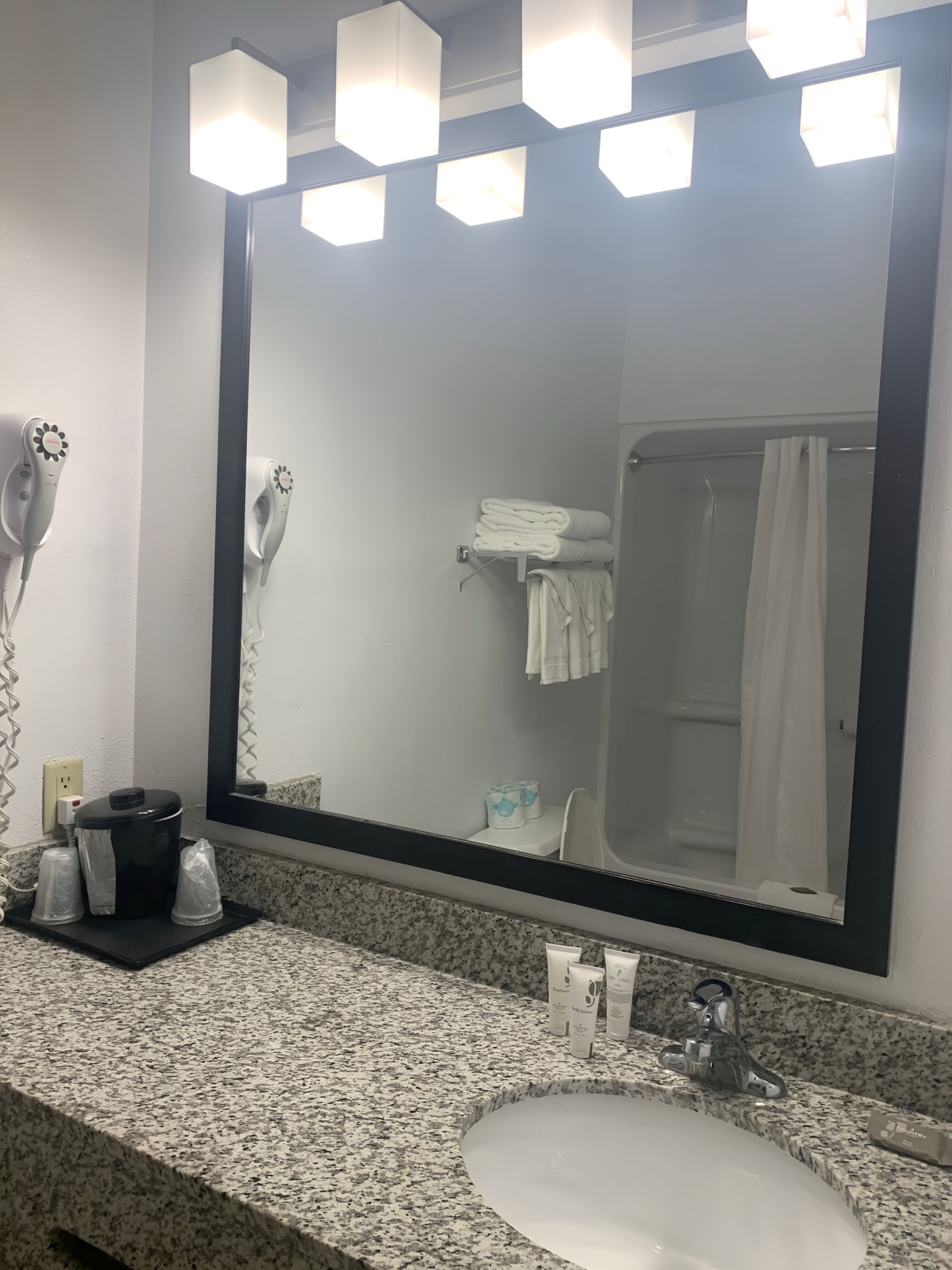 Combined shower/tub, free toiletries, hair dryer, towels