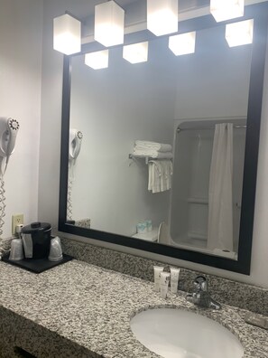 Tina con regadera, amenidades de baño gratuitas, secadora de cabello 