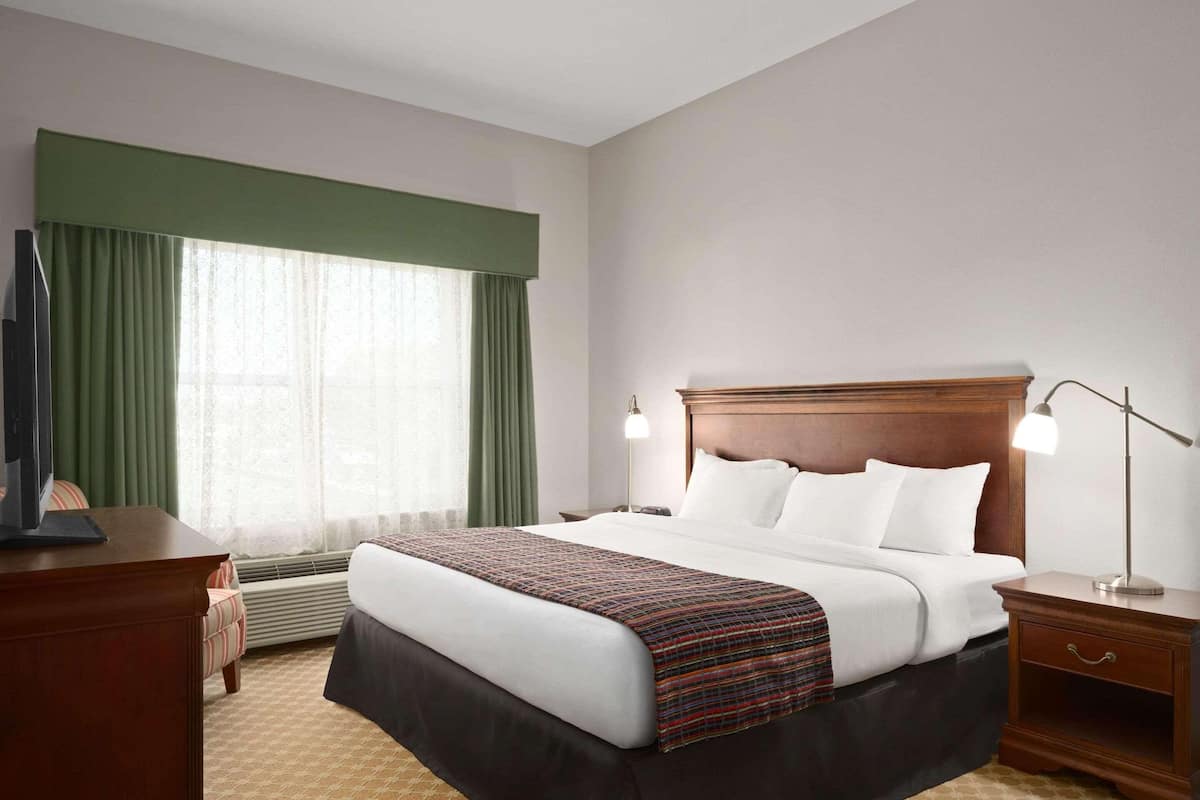 Room, 1 King Bed, Accessible, Non Smoking (Roll-in Shower) | 1 bedroom, premium bedding, desk, blackout drapes