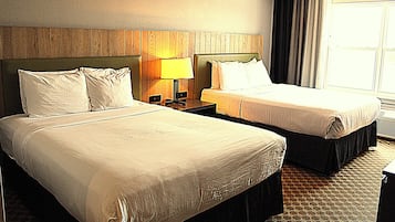 Luxe beddengoed, een bureau, verduisterende gordijnen