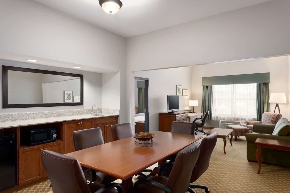 Premium Suite, 1 Bedroom, Non Smoking | 1 bedroom, premium bedding, desk, blackout drapes