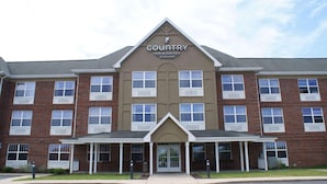A brick building with a sign reading "Country Inn & Suites by Radisson."