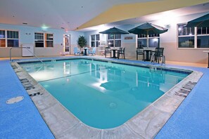 屋内プール、営業時間 6:00 ～ 22:00、サンラウンジャー