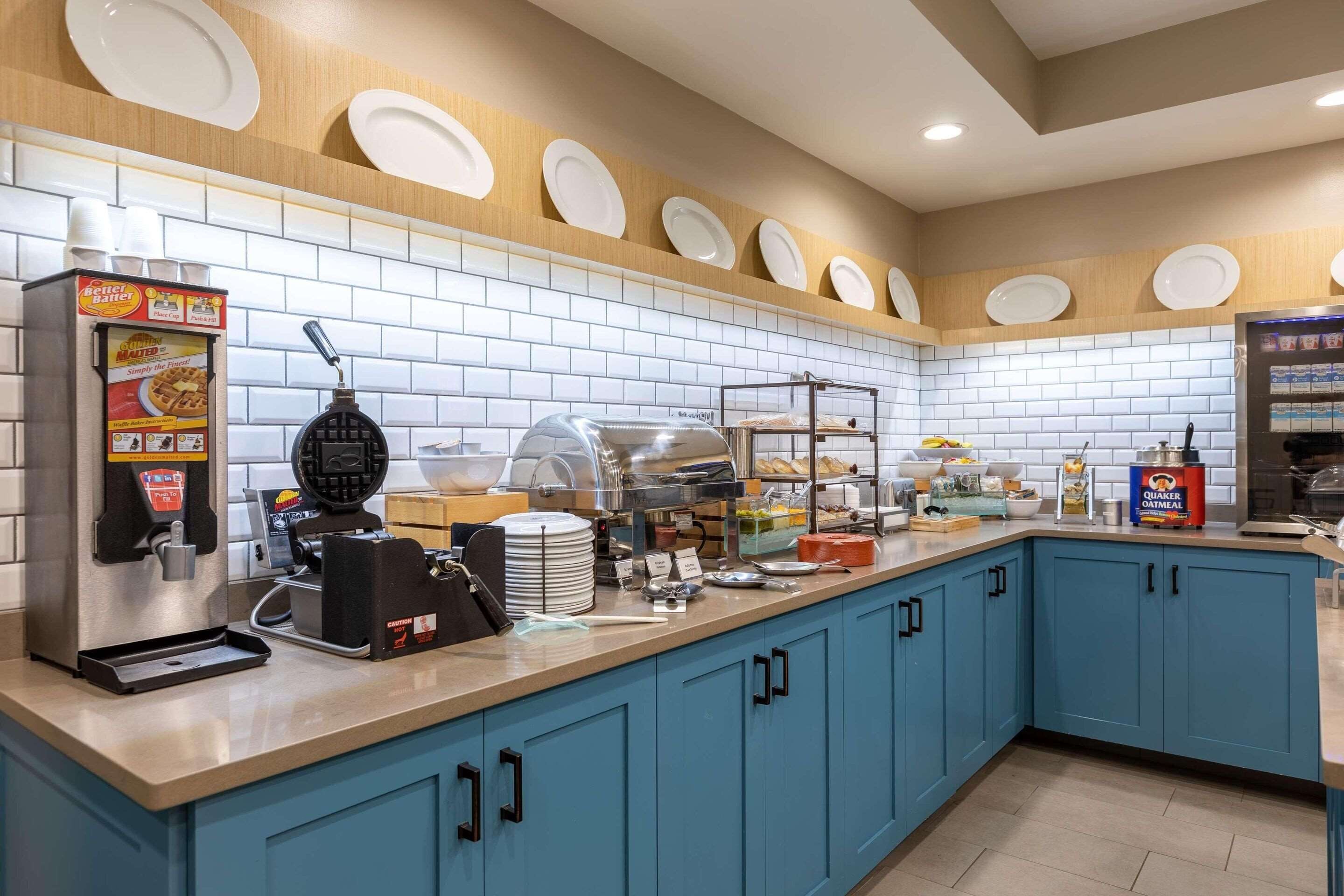 free buffet breakfast