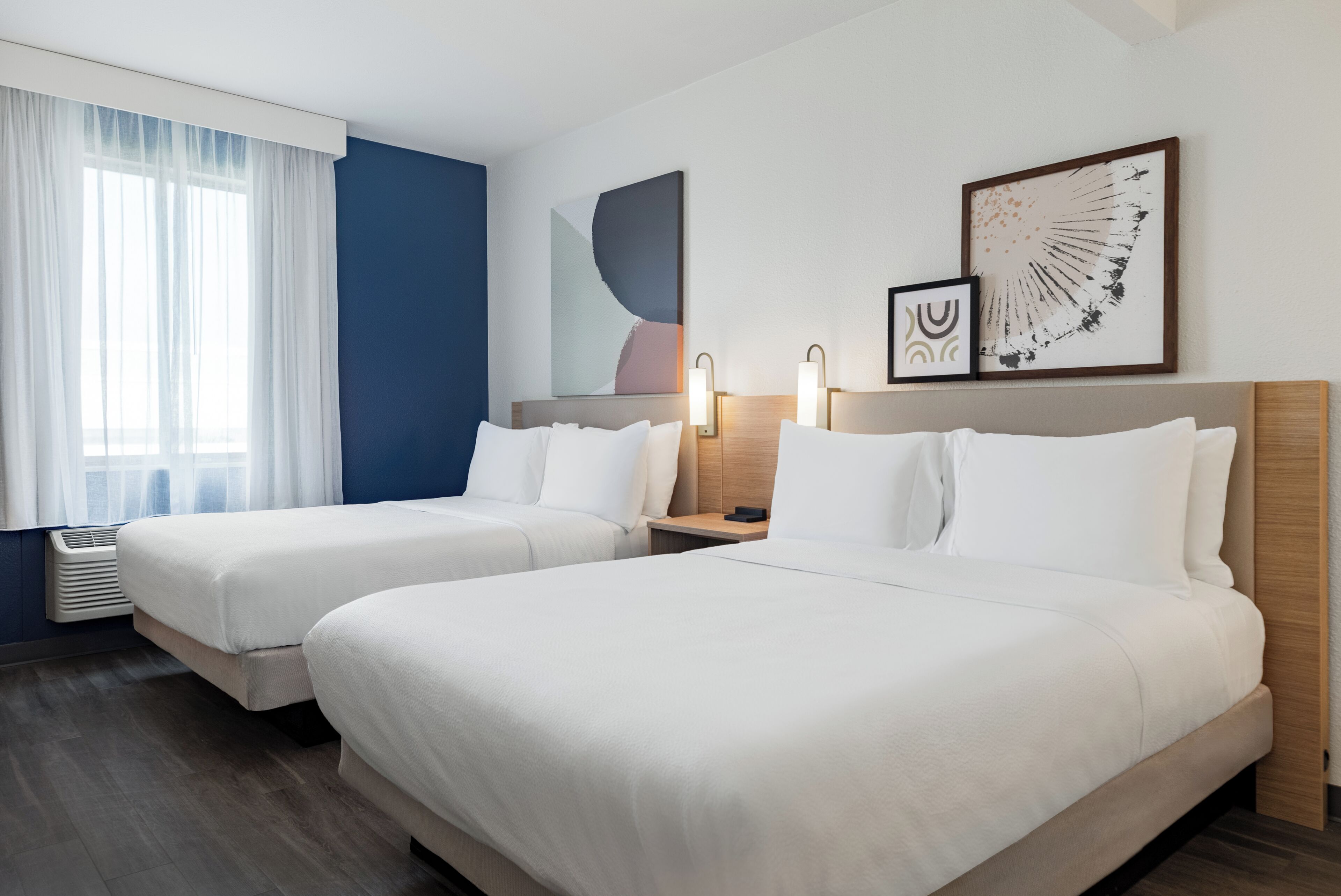 1 chambre, surmatelas, bureau