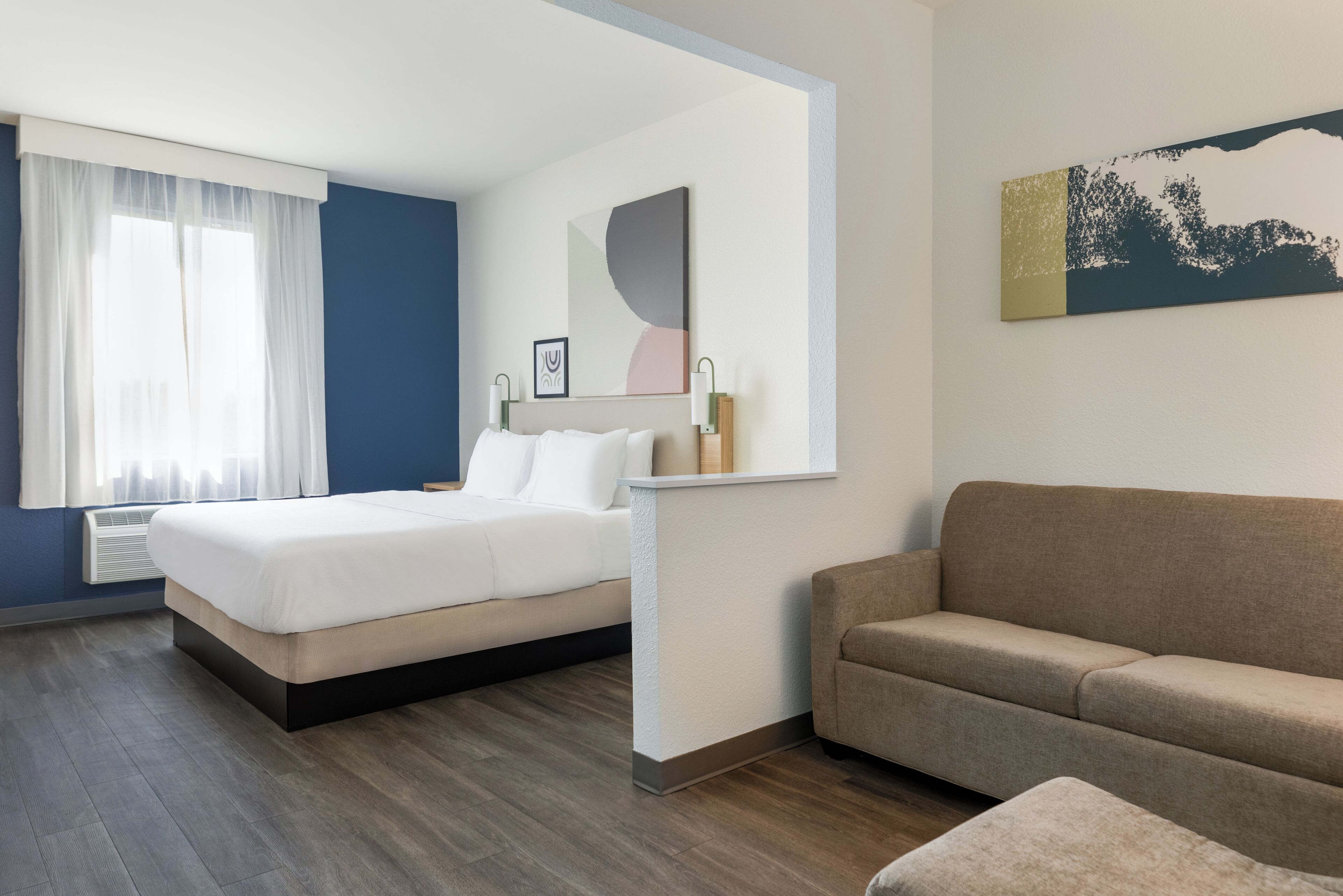 1 bedroom, pillowtop beds, desk, laptop workspace