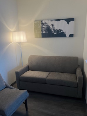 1 bedroom, pillowtop beds, desk, laptop workspace