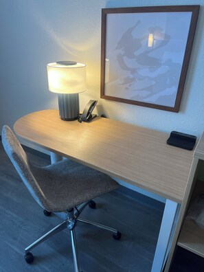 Colchones con pillow-top, escritorio y espacio para trabajar con laptop 