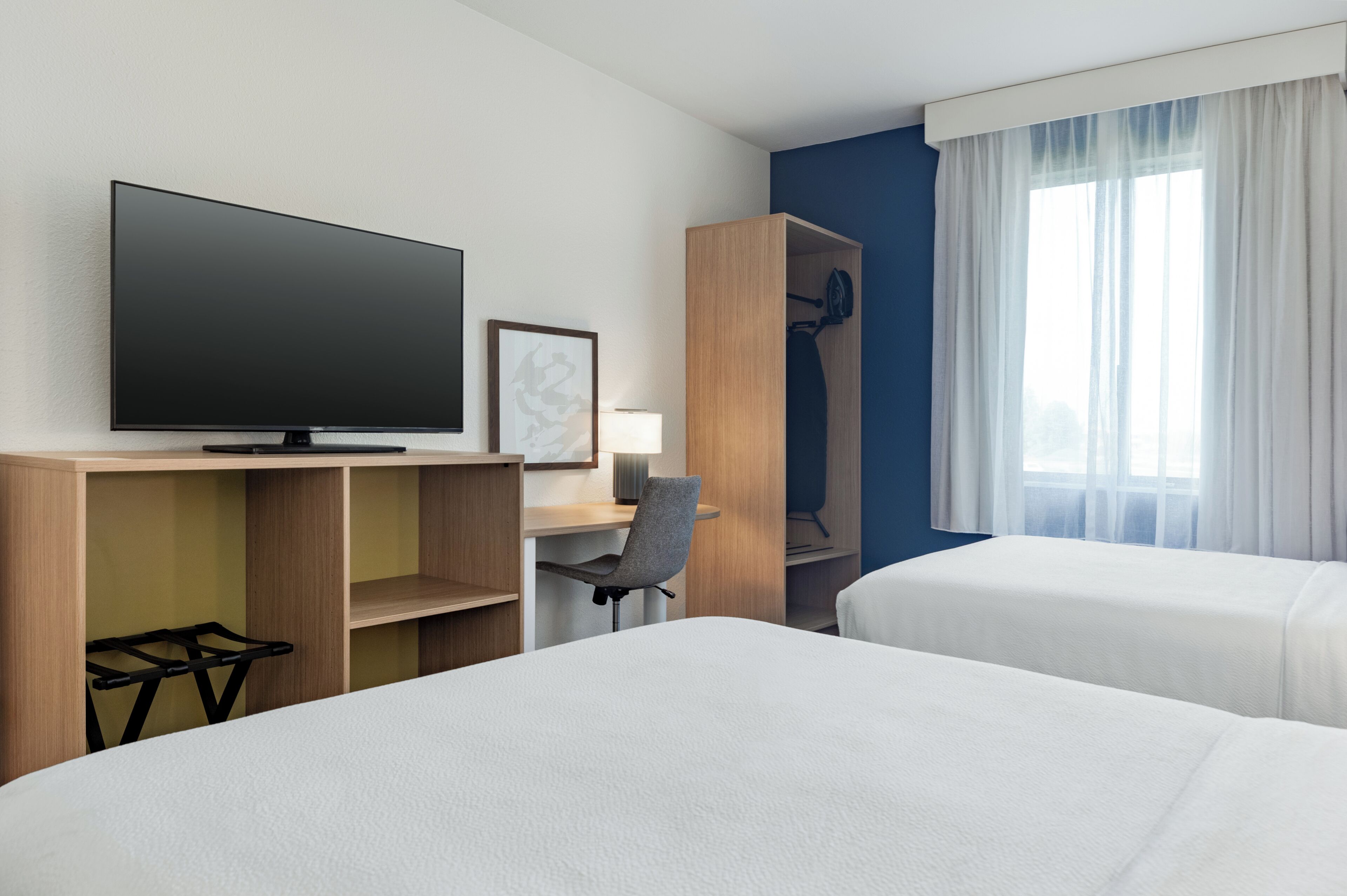 1 bedroom, pillowtop beds, desk, laptop workspace