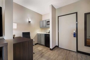 Desk, laptop workspace, iron/ironing board, free WiFi