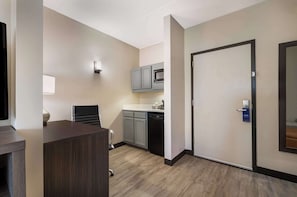 Desk, laptop workspace, iron/ironing board, free WiFi