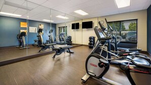 Ein Fitnessstudio mit Laufbändern, Ergometer und Krafttrainingsgeräten.