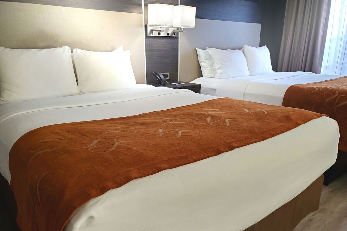 Escritorio y espacio para trabajar con laptop