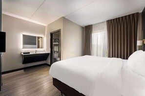 Business Suite, 1 King Bed, Accessible, Non Smoking