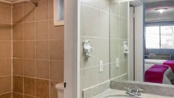 Habitación, 2 camas matrimoniales | Baño | Amenidades de baño gratuitas y toallas