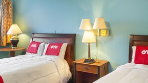 Habitación, 2 camas dobles | Caja fuerte, tabla de planchar con plancha, wifi gratis y ropa de cama