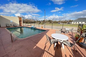 Piscine extérieure (ouverte en saison)