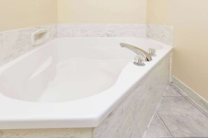 Chambre, 1 très grand lit, non-fumeur | Salle de bain