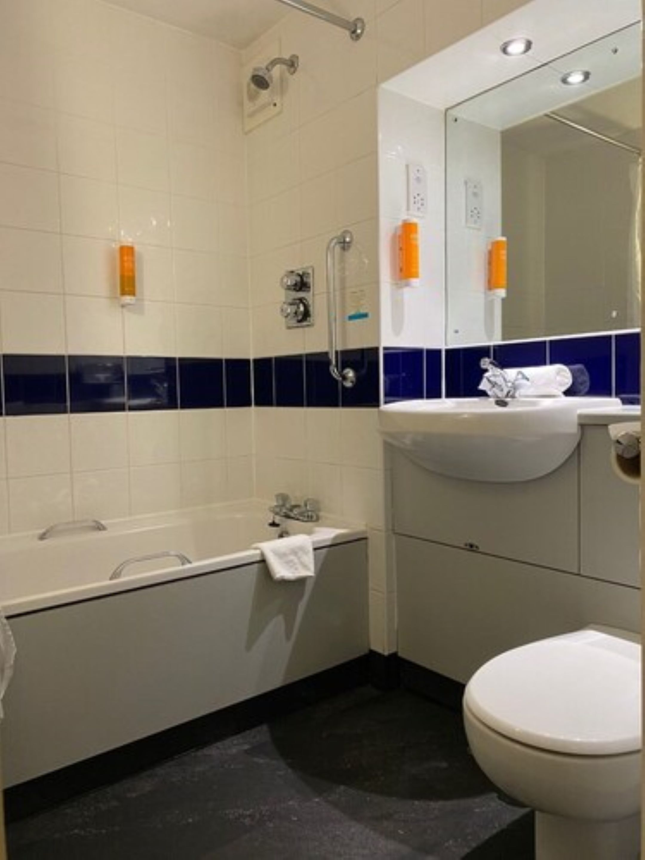 combined shower/bathtub, eco-friendly toiletries, hair dryer, towels