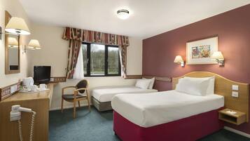 Escritorio, tabla de planchar con plancha, wifi gratis y ropa de cama