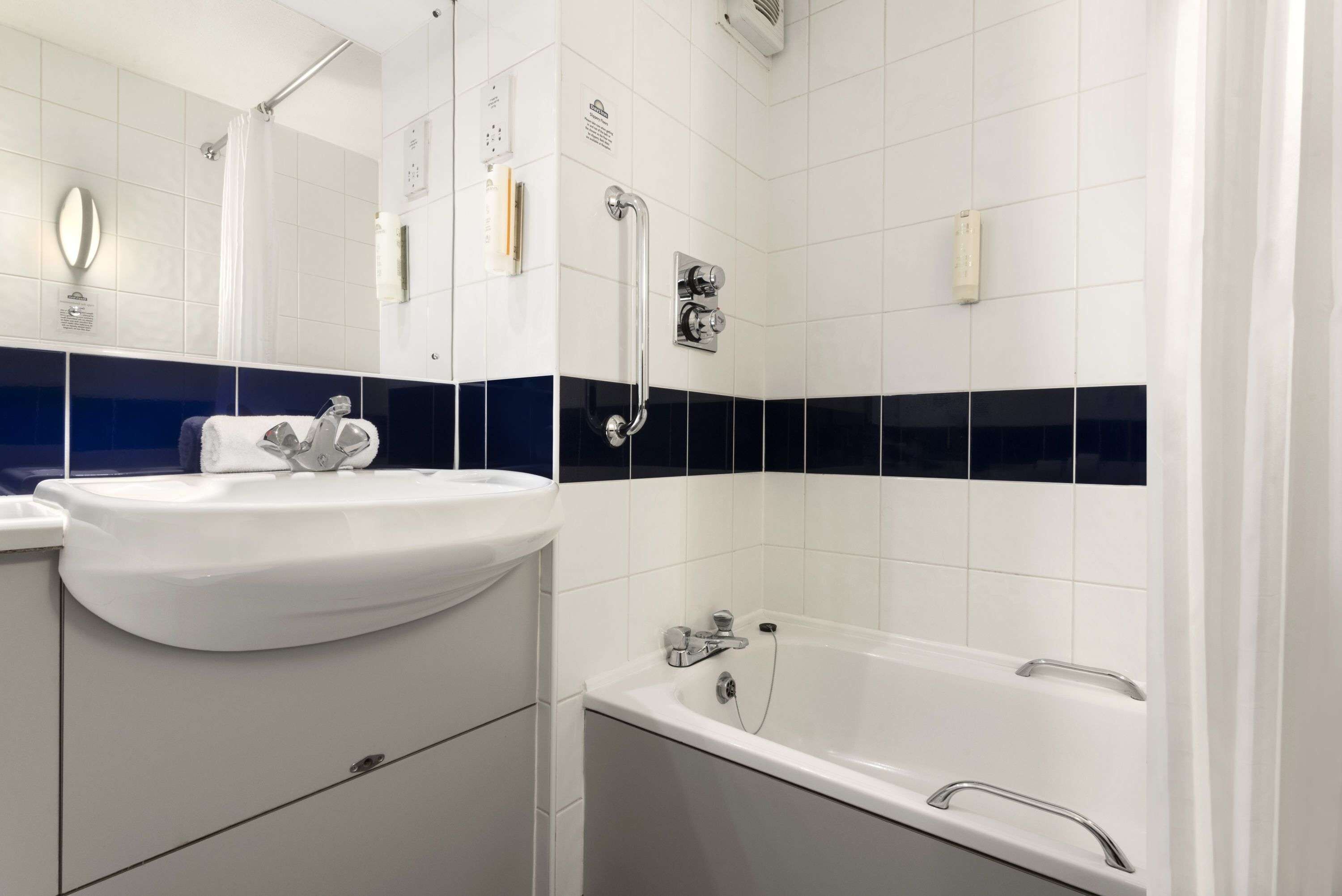 combined shower/bathtub, eco-friendly toiletries, hair dryer, towels