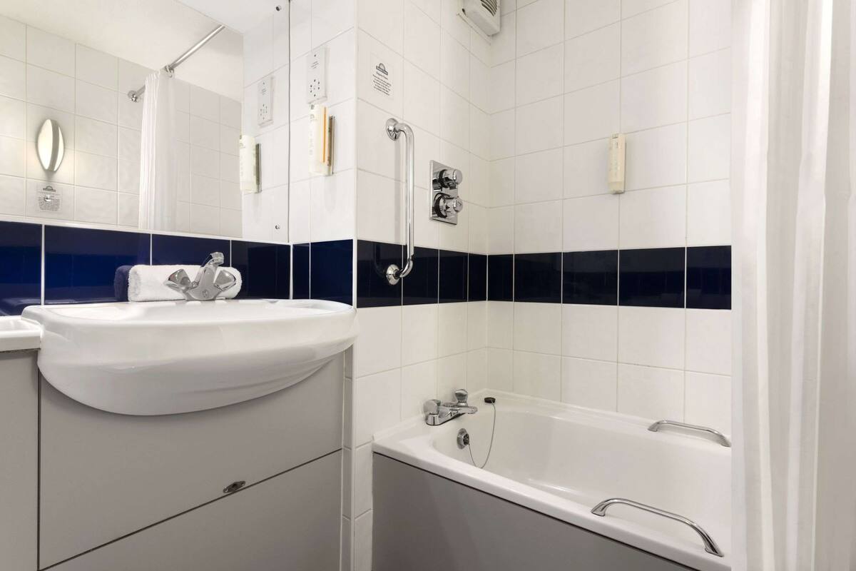 combined shower/bathtub, eco-friendly toiletries, hair dryer, towels