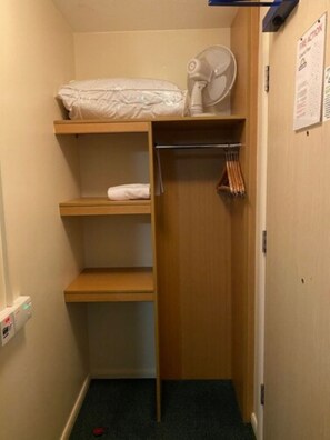 Habitación, 1 cama individual, accesible para personas con discapacidad | Escritorio, tabla de planchar con plancha, wifi gratis y ropa de cama