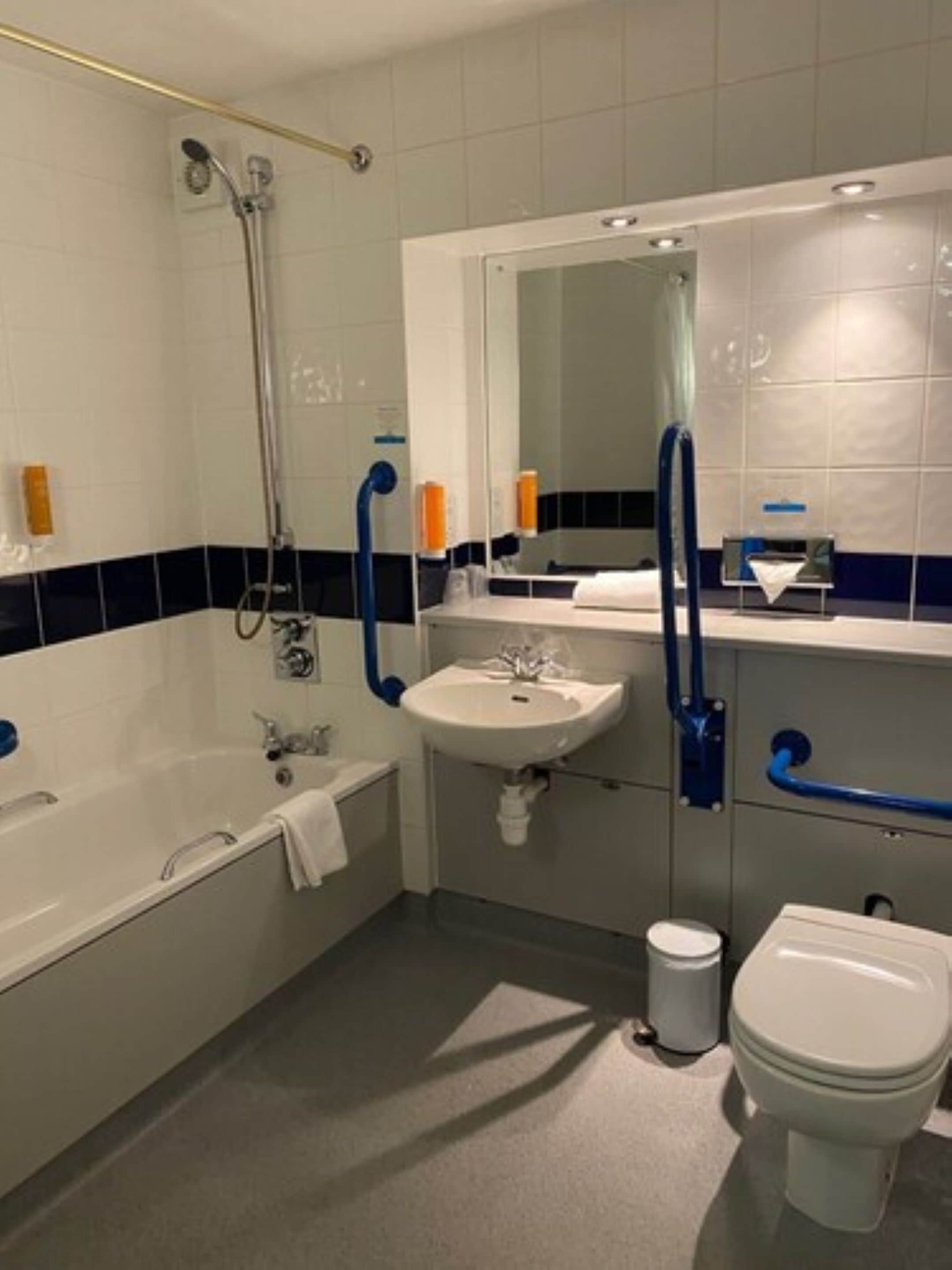 combined shower/bathtub, eco-friendly toiletries, hair dryer, towels