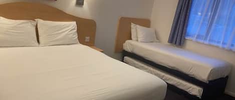 Kamer, meerdere bedden, niet-roken | Een bureau, een strijkplank/strijkijzer, gratis wifi, beddengoed
