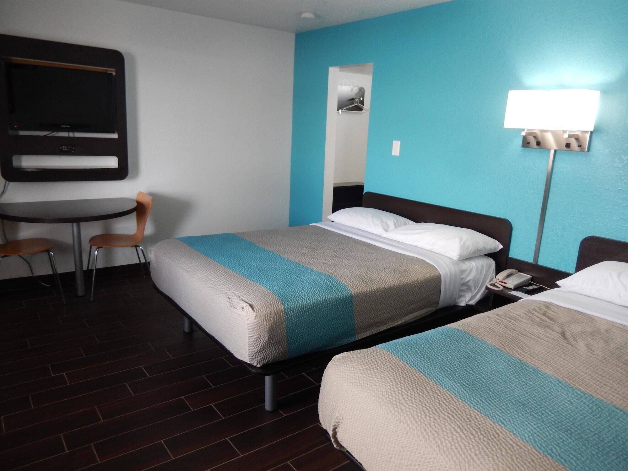 Wifi gratis, despertador, decoración personalizada y muebles diferentes 