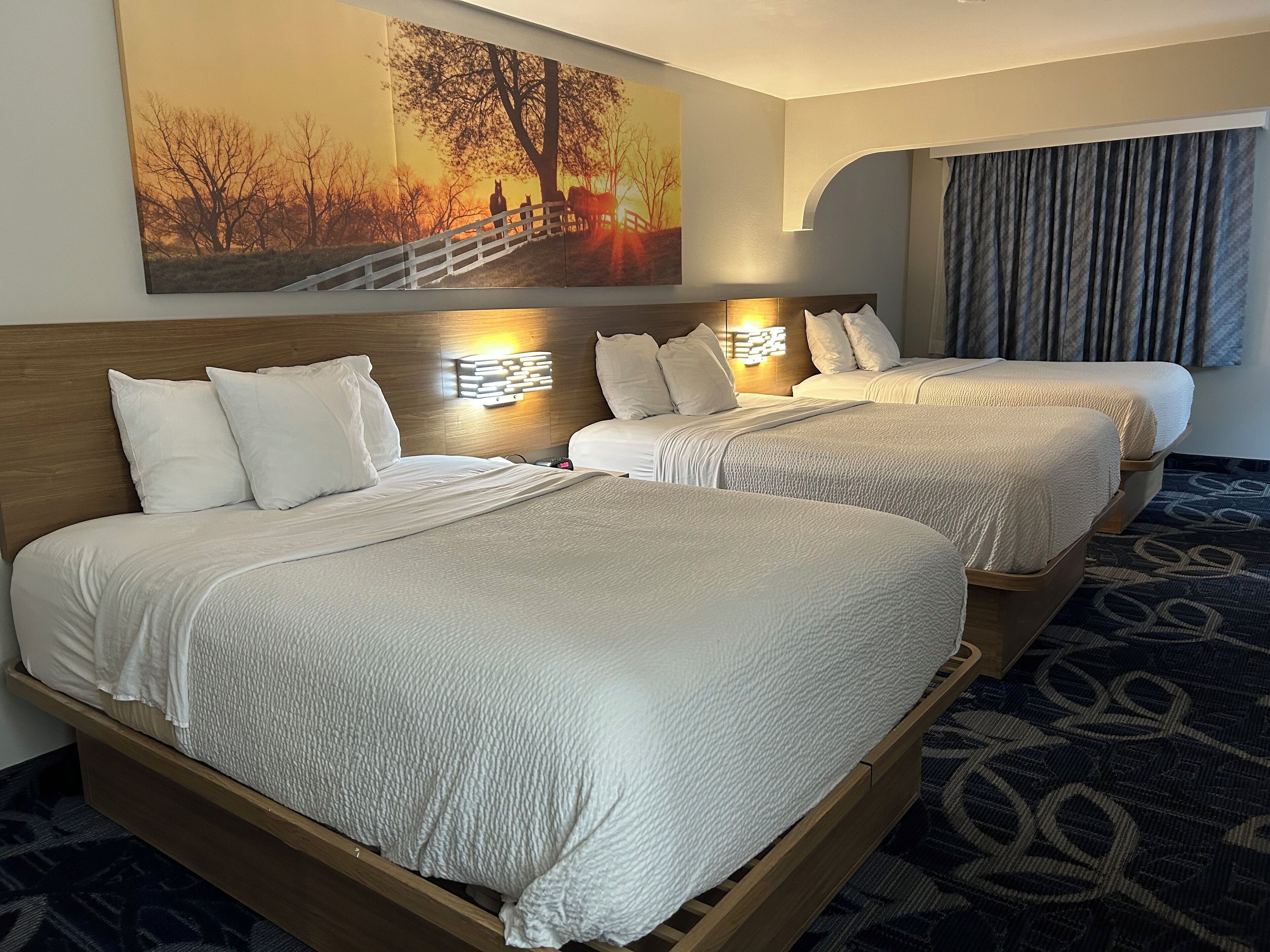 Suite, flere senger (3 Queen Beds) | Skrivebord, strykejern/-brett og barnesenger