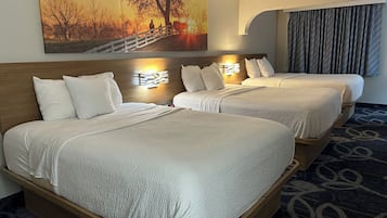 Suite, Beberapa Tempat Tidur (3 Queen Beds) | Meja kerja, setrika/meja setrika, dan tempat tidur bayi (biaya tambahan)